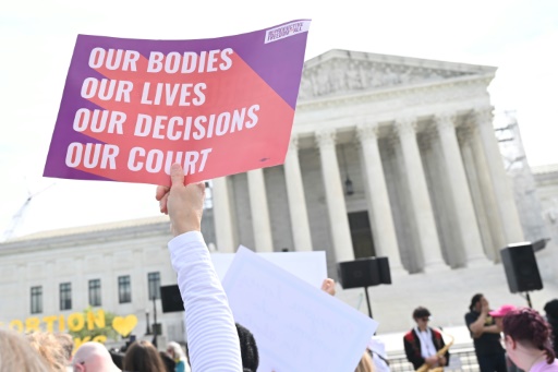 Des militants pro-droit à l'avortement se rassemblent devant la Cour suprême des Etats-Unis, à Washington, le 24 avril 2024
