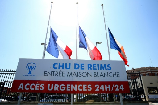 Drapeaux tricolores en berne à l'entrée de l'hôpital de Reims où a été mortellement blessée une infirmière, le 24 mai 2023
