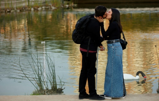 Un couple s'embrasse près d'un lac au parc du bicentenaire à Santiago le 6 septembre 2024
