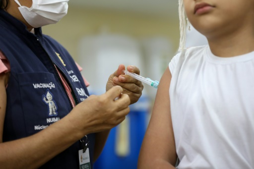 Un enfant reçoit une dose du vaccin contre la dengue à l'unité de santé familiale Parque das Tribos (USF), à Manaus au Brésil, le 22 février 2024

