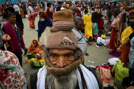 Des pèlerins rassemblés sur l'île de Sagar pour le festival hindou Gangasagar Mela, le 14 janvier 2022 en Inde
