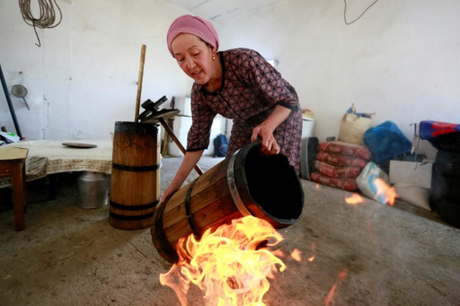 La fermière Indira Eguenberdieva prépare du koumys dans le village de Karakoudouk au Kazakhstan, le 22 juin 2024
